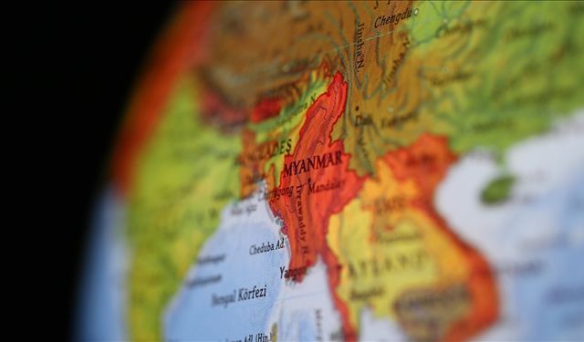 Myanmar'da askeri helikopterin düşürüldüğü iddia edildi