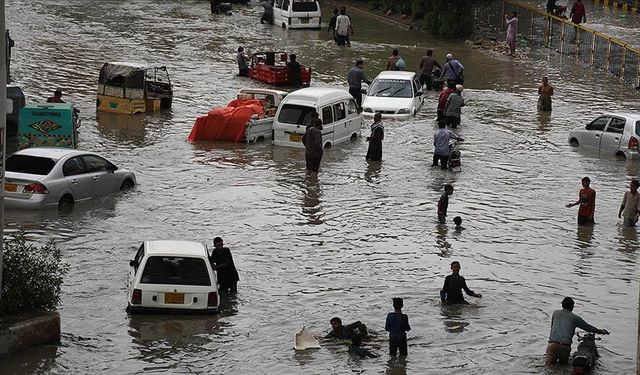 Pakistan'da şiddetli yağış ve fırtına 13 can aldı