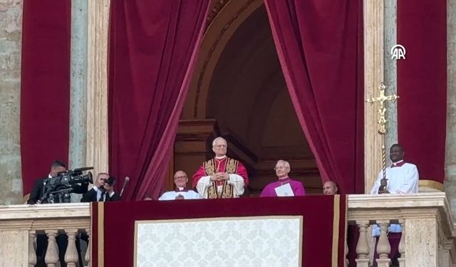 Papa 14. Leo, ilk ayinini yönetti