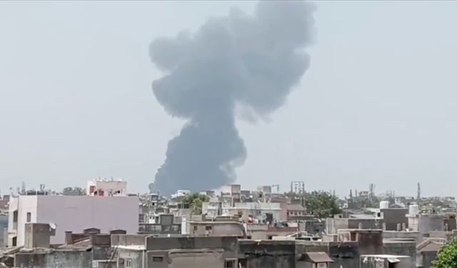 Hindistan'da 242 kişinin bulunduğu uçak düştü
