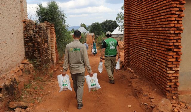 İHH Burundi'de 200 büyükbaş kurban kesip dağıttı