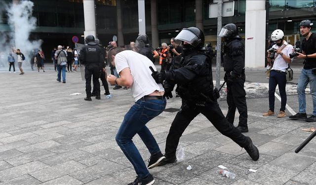 İspanya'da Sanchez karşıtı gösteriye polis müdahale etti