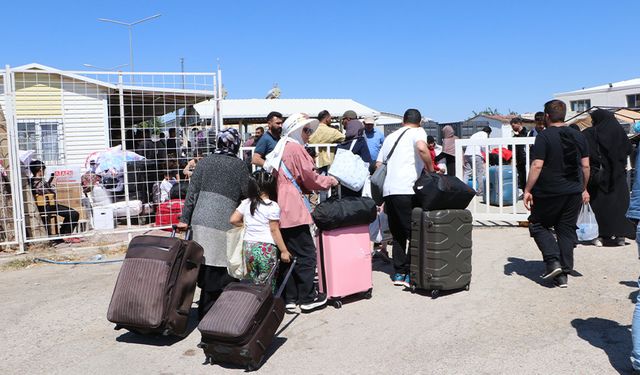 Suriyelilerin Baas rejimi sonrası ülkelerine dönüşü bayram öncesi hız kazandı