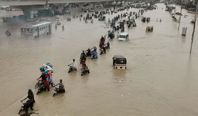 Pakistan'da seller en az 194 kişinin ölümüne sebep oldu