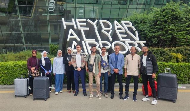 Azerbaycan, 14 Filistinli öğrenciyi Gazze'den tahliye etti