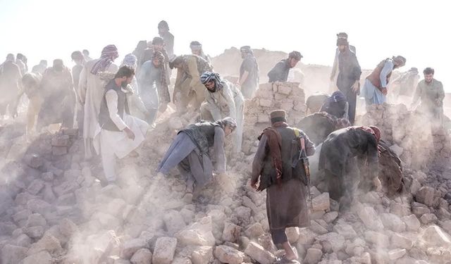 Afganistan’da 6 büyüklüğünde deprem: 800'den fazla ölü
