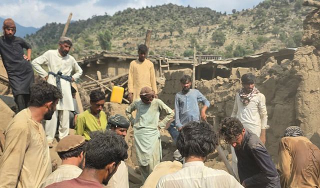 Afganistan'ı vuran depremin ardından çalışmalar devam ediyor