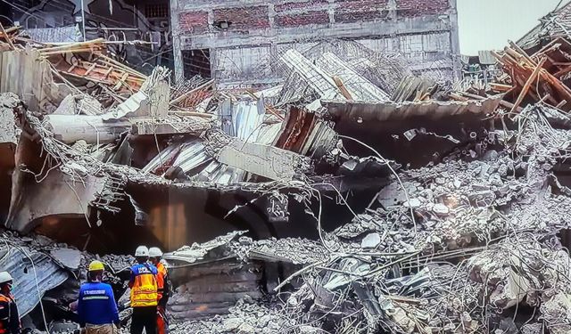 Endonezya'da izinsiz kat çıkılan okul binası çöktü: 37 öğrenci öldü