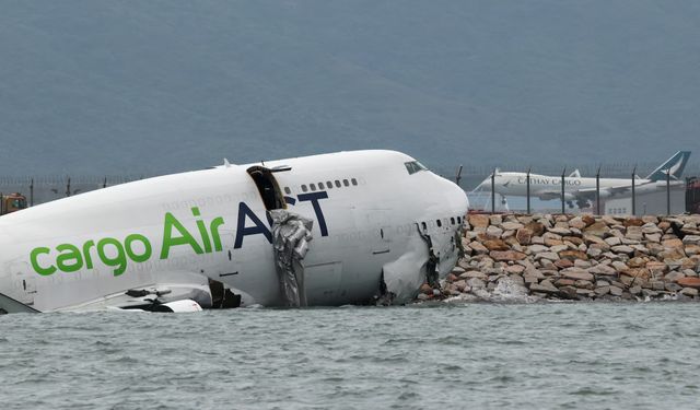 Hong Kong Havalimanı'nda kargo uçağı pistten çıktı: 2 ölü