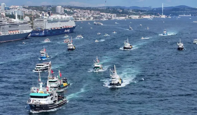 İstanbul Boğazı'ndan Özgürlük Filosu'na destek