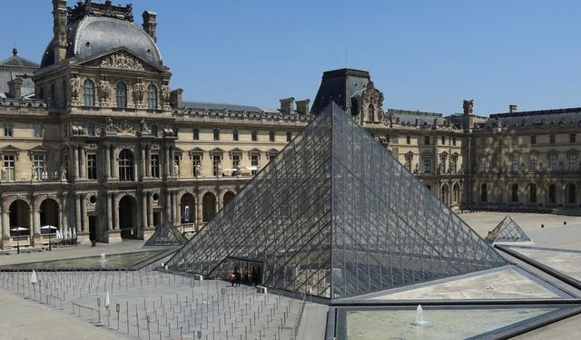 Louvre Müzesi’nde soygun: Tarihi mücevherler çalındı