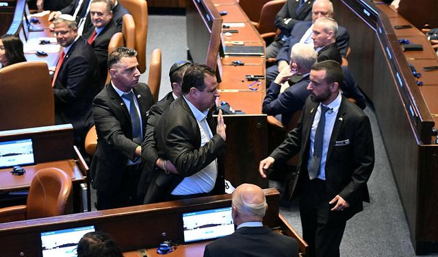 Trump konuşurken Filistin pankartı açıldı: İki vekil zorla dışarı çıkarıldı