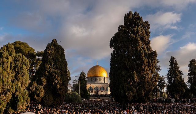 İsrail'e rağmen 60 bin Müslüman Mescid-i Aksa'da saf tuttu