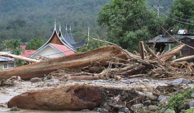 Endonezya'da sel felaketi: Can kaybı 174'e yükseldi