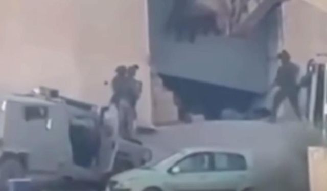 İsrail güçleri, teslim olan 2 Filistinliyi vurdu