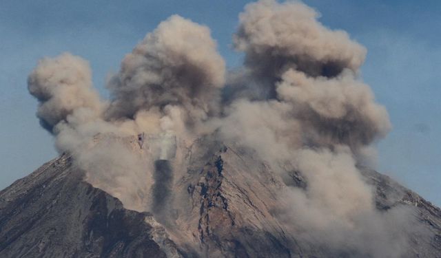 Semeru Yanardağı'nda patlama: Alarm en yüksek seviyede