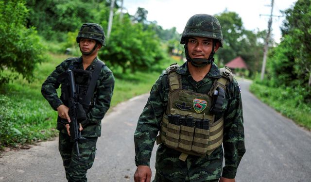 Tayland, barış anlaşmasını askıya alıp Kamboçya'ya ateş açtı