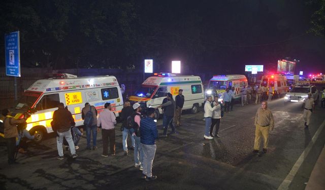 Yeni Delhi'de araçta patlama: 8 ölü