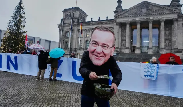 Almanya'da öğrenciler 'zorunluğu askerliğe' isyan etti