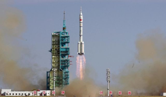 Uzay çöpü vurdu: Çin'in mekiği Şıncou-20 insansız dönecek