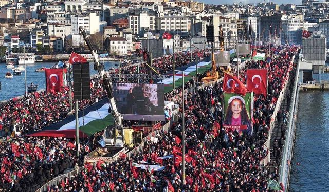 Galata'da tarihi Gazze buluşması: 520 bin kişi akın etti