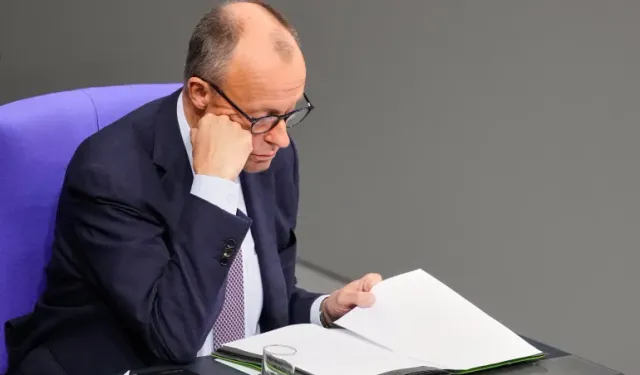 Almanya'da deprem: Merz 'casusluk prangalarını' kırıyor