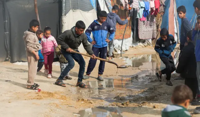 Gazze'de çifte felaket: Hem sağanak yağış hem İsrail bombası