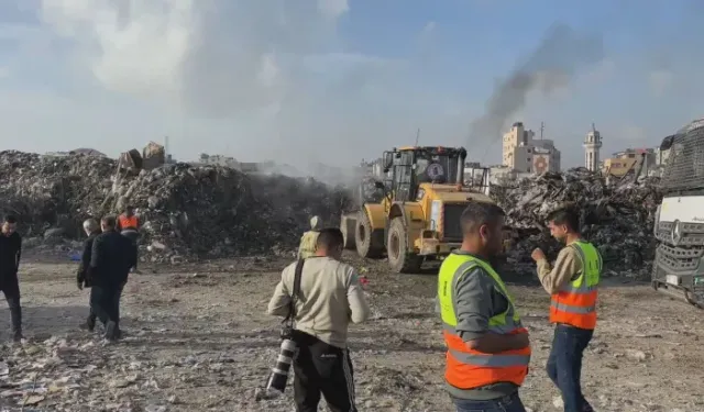 Gazze'de dev çöp yığını temizleniyor
