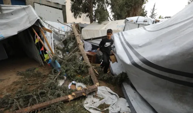 Gazze'de kum fırtınası: Çadırlar savruluyor