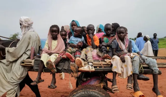 Sudan'da yaklaşık 3 milyon çocuk yerinden edildi