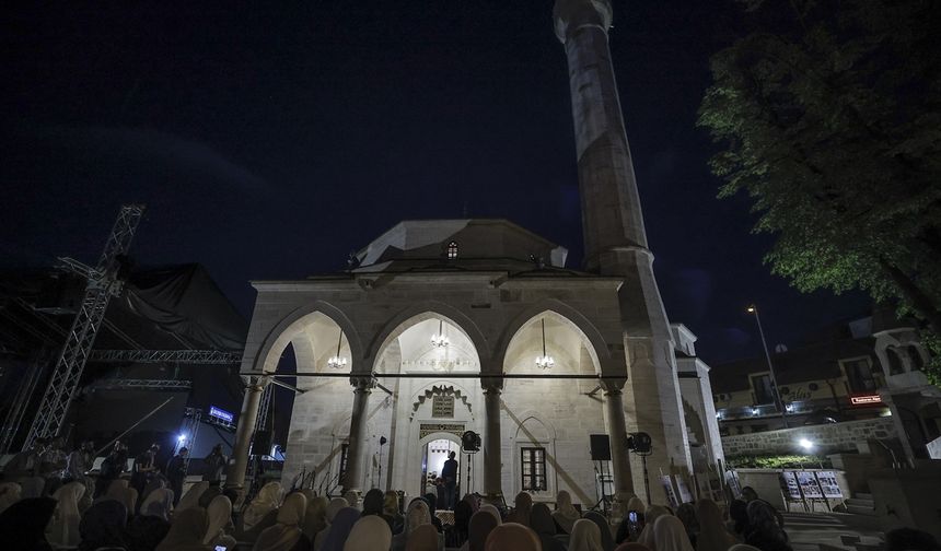 Bosna Hersek'te Türkiye'nin desteğiyle yeniden yapılan Arnaudiye Camisi törenle ibadete açıldı