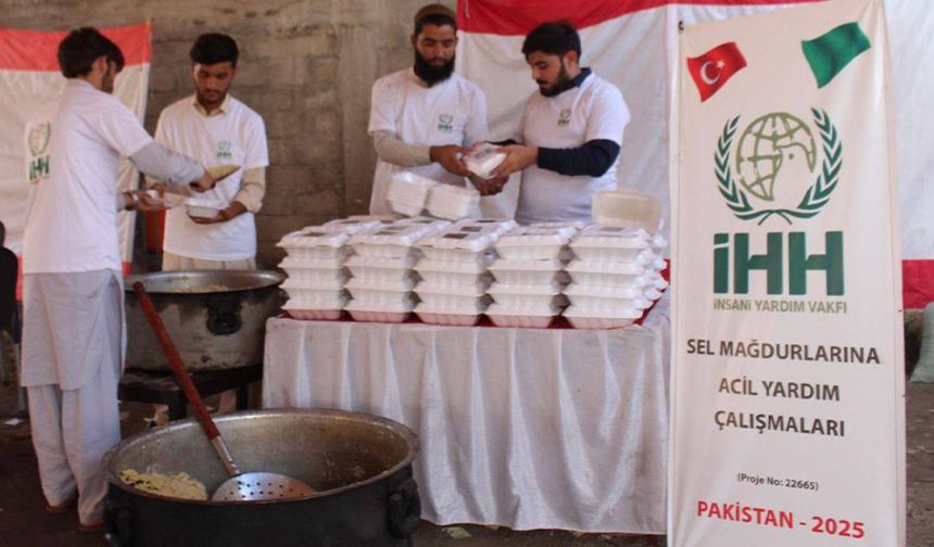 İHH'dan Pakistan'daki sel mağdurlarına yardım