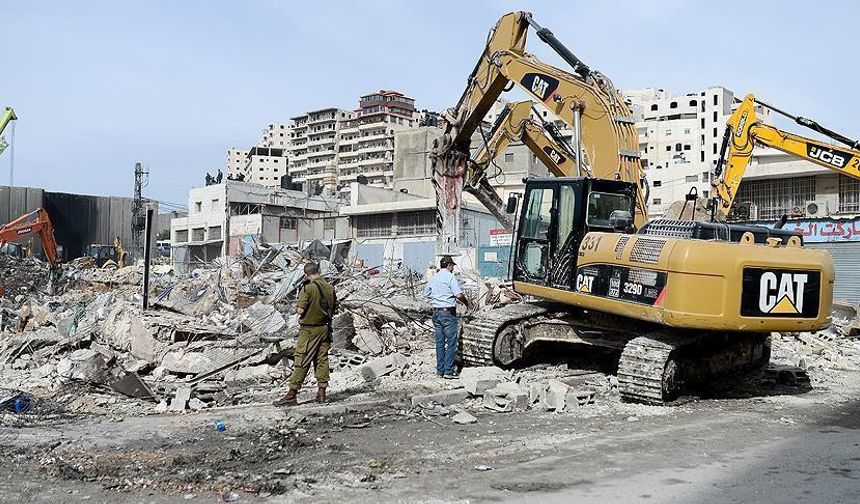 İsrail, bir Filistinliye kendi evini zorla yıktırdı