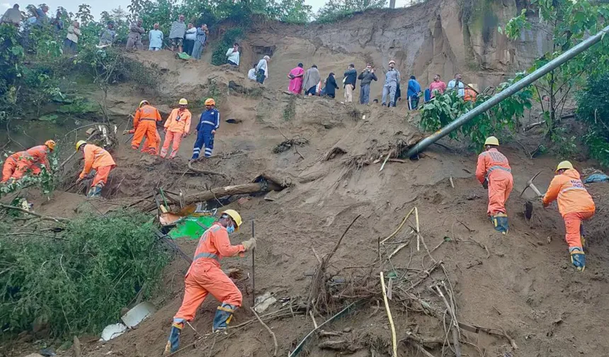 Hindistan'da otobüsü heyelan yuttu: En az 15 kişi hayatını kaybetti