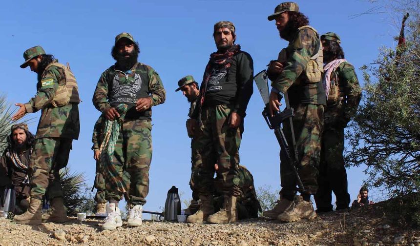 Afganistan sınırında yüzlerce Pakistanlı mahsur kaldı