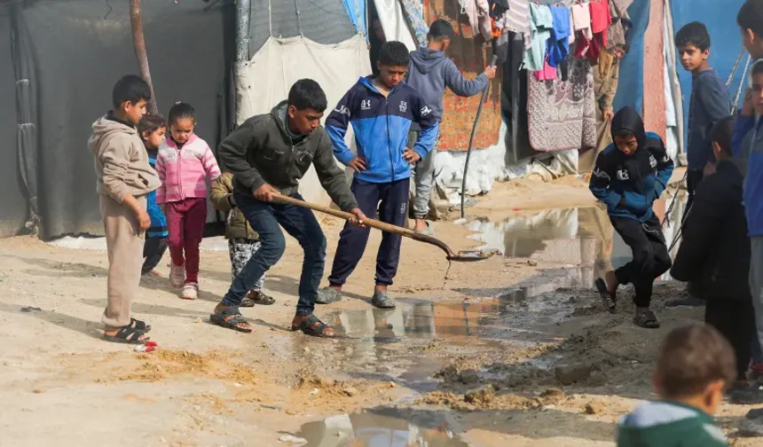 Gazze'de çifte felaket: Hem sağanak yağış hem İsrail bombası