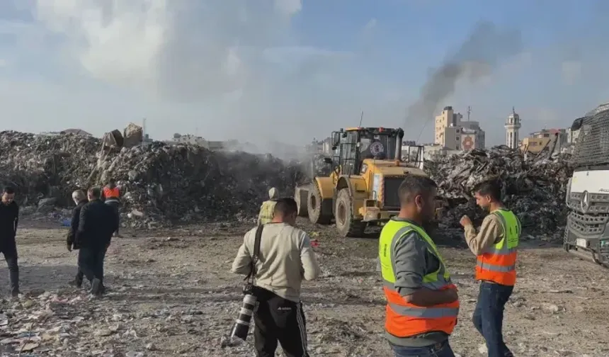 Gazze'de dev çöp yığını temizleniyor
