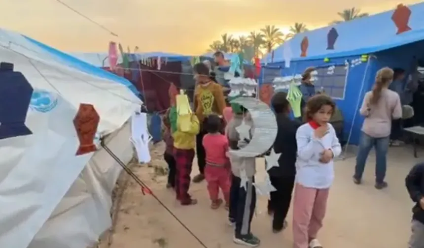 Gazze'de yumurta kartonlarından ramazan sevinci