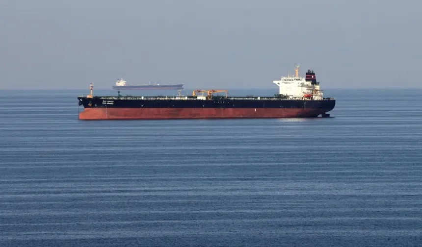 Hürmüz Boğazı'nda gemiler durdu: Şirketler sevkiyatı askıya aldı