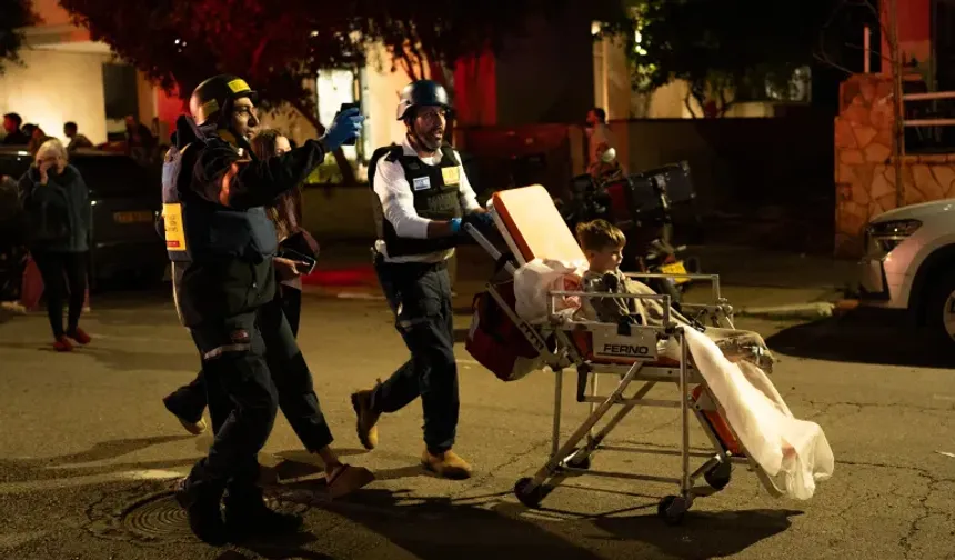 İran füzeleri Tel Aviv'i vurdu: Sığınaklara akın